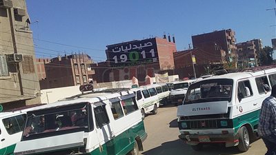 إضراب سائقي السرفيس خط 3 بالفيوم (صور)