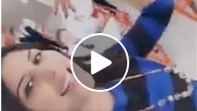 معلمة موسيقى تصور مشاركتها طلابها الغناء (فيديو)