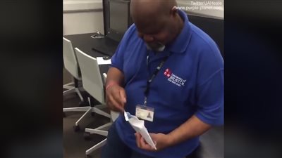 طلاب جامعة يفاجئون عامل نظافة بهدية غير متوقعة (فيديو)