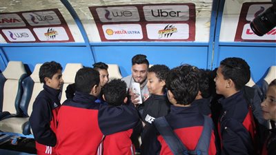 ناشئو الأهلي يلتقطون «السيلفي» مع صلاح محسن (فيديو وصور)