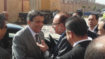 بالصور.. رئيس العاصمة الإدارية يصل بني سويف لتكريمه