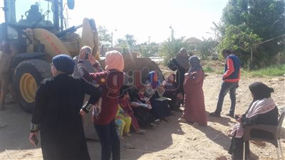 بالصور.. أهالي الخارجة يفترشون الأرض اعتراضا على قرارات الإزالة