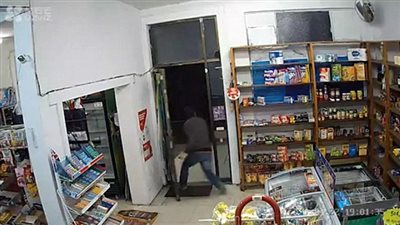 بالفيديو والصور.. لصان يسرقان ماكينة «كاشير» من متجر في أستراليا