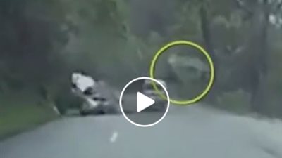 لحظة سقوط صخرة ضخمة على سيارة (فيديو)