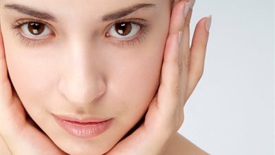 طرق اختيار منتجات الترطيب المناسبة للبشرة الحساسة