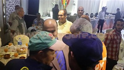 بالصور.. محافظ الدقهلية يبدأ احتفالات «ليلة القدر» مع عمال النظافة