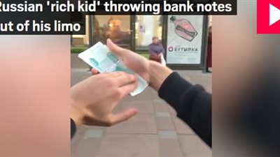 شاب ثري يرمي أموالا من نافذة سيارته والمارة يتدافعون لالتقاطها