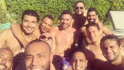 صورة تجمع أحمد عز بنجوم مسرح مصر في الساحل الشمالى