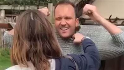 محاصرة رجل داخل رداء معدني (فيديو)