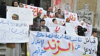 بالصور..وقفة لقبيلة السمالوس بمطروح أمام مكتب النائب العام