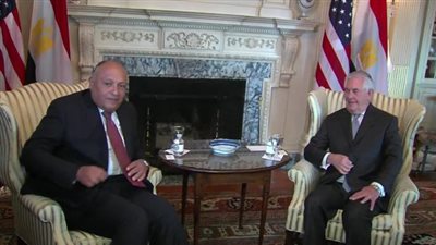 بدء مؤتمر صحفي لوزير الخارجية ونظريه الأمريكي