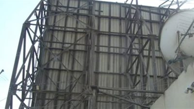 إزالة شاسيه إعلاني مخالف أمام مجمع التحرير