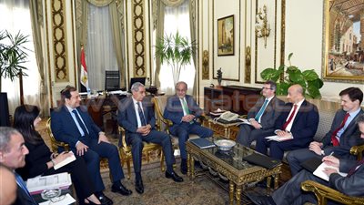 رئيس الوزراء يبحث مع المبعوث البريطاني للتجارة التعاون المشترك