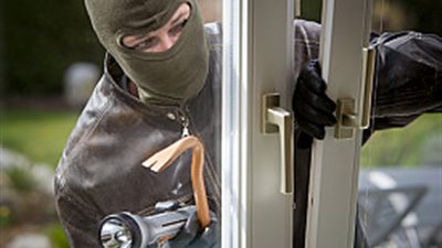 حاميها حراميها.. ابن البواب سرق موجه التعليم بالمنيا.. 186 جرام ذهب و500 ألف جنيه و3 هواتف حصيلة المسروقات.. المتهم: جمعت الغنيمة داخل كيس وهربت.. النيابة تأمر بحبسه