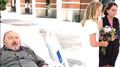 أب يحضر حفل زفاف ابنته على سرير المستشفى (فيديو)