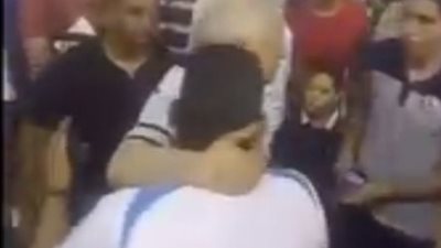 بالفيديو.. مرتضى منصور يعتدي على أحد مشجعي الزمالك