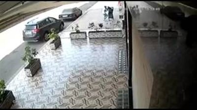 بالفيديو.. لحظة اعتداء شاب على فتاة وسرقتها في وضح النهار