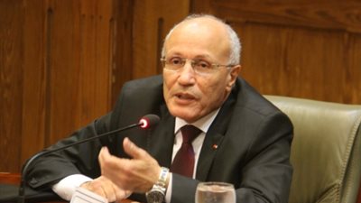 «العصار» يهنئ العمال ويقرر تدريبهم في المركز العلمي