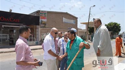 بالصور.. رئيس «المحلة» يقود حملة نظافة بشوارع المدينة