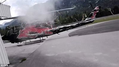 بالفيديو والصور.. هروب المارة عقب تحطم طائرة هليكوبتر داخل مطار