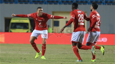 الأهلي يفلت من حصار الداخلية بثلاثية.. حامل اللقب يواصل ضغطه على الزمالك.. و«كتيبة لاسارتي» تستغل تعثر المتصدر وبيراميدز وتقلص عدد النقاط.. والأحمر يتخلص من أزمة إهدار الفرص
