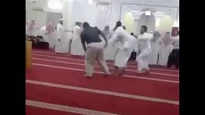 بالفيديو.. مشاجرة بالمصاحف داخل مسجد بالرياض