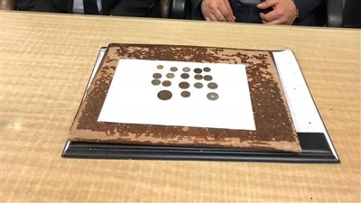 جمارك برج العرب تحبط تهريب عملات أثرية إلى دبي