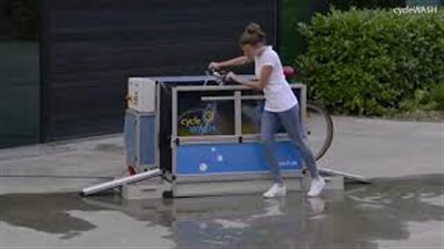 بالفيديو.. شوارع بريطانيا تستعد لاستقبال آلة غسيل الدراجات