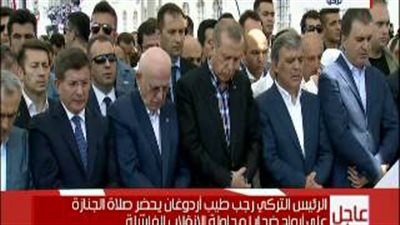 بالفيديو.. أردوغان يصلي الجنازة على أرواح ضحايا الانقلاب الفاشل