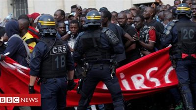 أصحاب السترات السوداء يسيطرون على نصب تذكاري بباريس (فيديو)