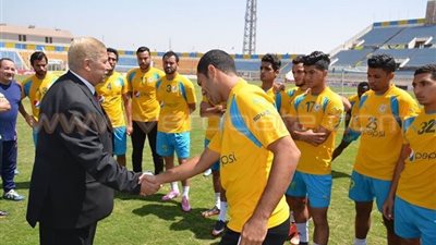 بالصور.. محافظ الإسماعيلية يجتمع مع إدارة «الدراويش».. السبت