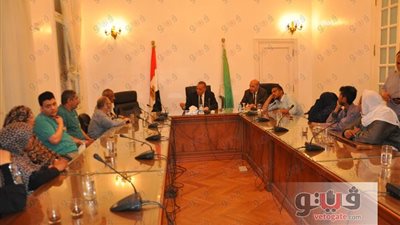 كمال الدالي يوزع مساعدات مادية على 17 أسرة بالجيزة