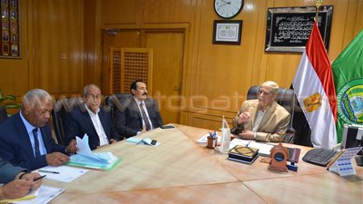 بالصور.. محافظ الإسماعيلية يناقش استعدادات امتحانات الثانوية