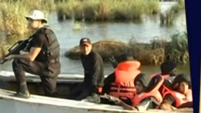 لحظة مداهمة أوكار الجريمة في بحيرة المنزلة والسحر والجمال (فيديو)