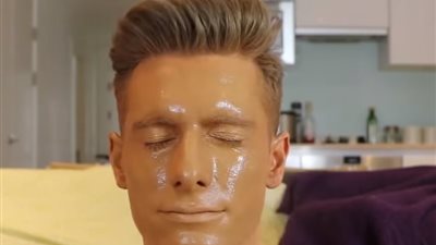 شاب يضع 100 طبقة من كريم تسمير البشرة على وجهه (فيديو)