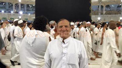 نشطاء يتداولون صورة لسامى عنان أثناء أدائه مناسك العمرة