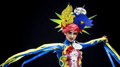 بالصور.. فتيات يدهشن العالم بفن الرسم على الجسد