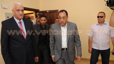 بالصور.. وزير الإسكان ومحافظ السويس يسلمان عقود 3 آلاف وحدة سكنية