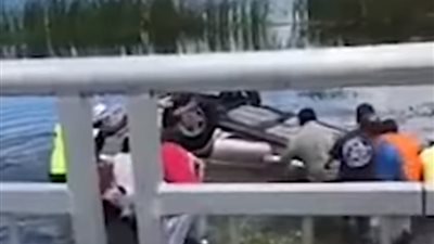 إنقاذ رائع لرجل انقلبت سيارته في المياه (فيديو)