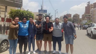 طلاب الثانوية العامة يودعون الامتحانات.. احتفالات بالطبل والزمر في الإسماعيلية.. التقاط السيلفي أمام لجان المنصورة.. شباب أسيوط يلتقطون صورا تذكارية.. والطلاب: امتحانات الإستاتيكا والجيولوجيا سهلة