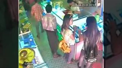 بالفيديو.. لص يسرق هاتفا بطريقة ماكرة