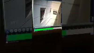 لحظة اقتحام لص فيلا وسرقتها في وضح النهار بالرياض (فيديو)