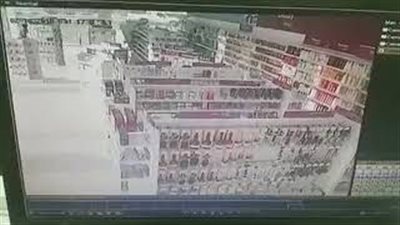 لحظة اقتحام سيارة صيدلية في السعودية (فيديو)