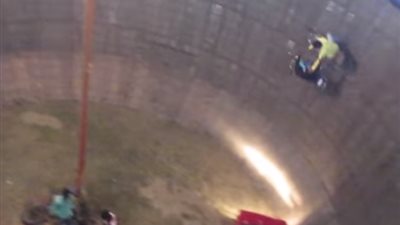 سيارتان تتسابقان مع 3 دراجات نارية داخل بئر (فيديو)