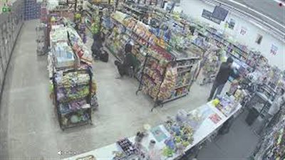 شاب وفتاة يلقنان لصا مسلحا حاول سرقة سوبر ماركت «علقة ساخنة»(فيديو)