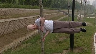 بالفيديو .. عجوز يذهل المارة بقدراته البدنية