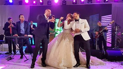 عمرو دياب يغني في حفل زفاف الفائز بمسابقة ألبوم «كل حياتي» (صور)