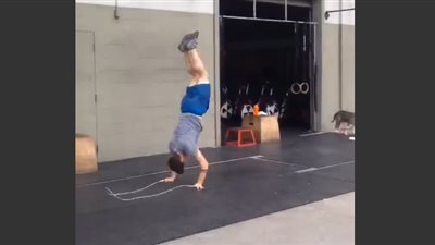 بالفيديو .. شاب يمزج القفز بالحبل بحركات صعبة للغاية
