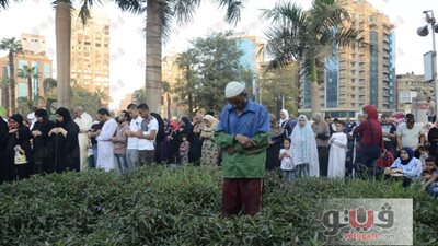 «الصلاة بالملابس الرسمية» شعار «الشقيانين» في العيد