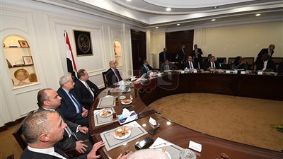 وزير الإسكان يبحث الموقف التنفيذي لسد «نهر روفيجي» في تنزانيا